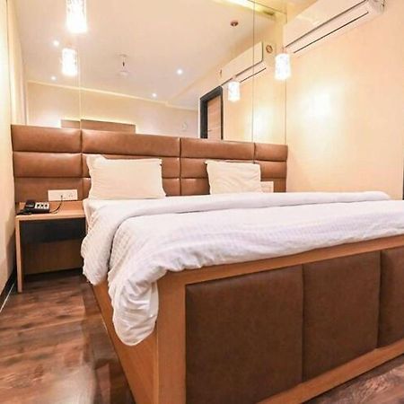 Solitaire Hotel New Delhi Buitenkant foto