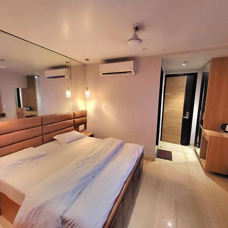 Solitaire Hotel New Delhi Buitenkant foto