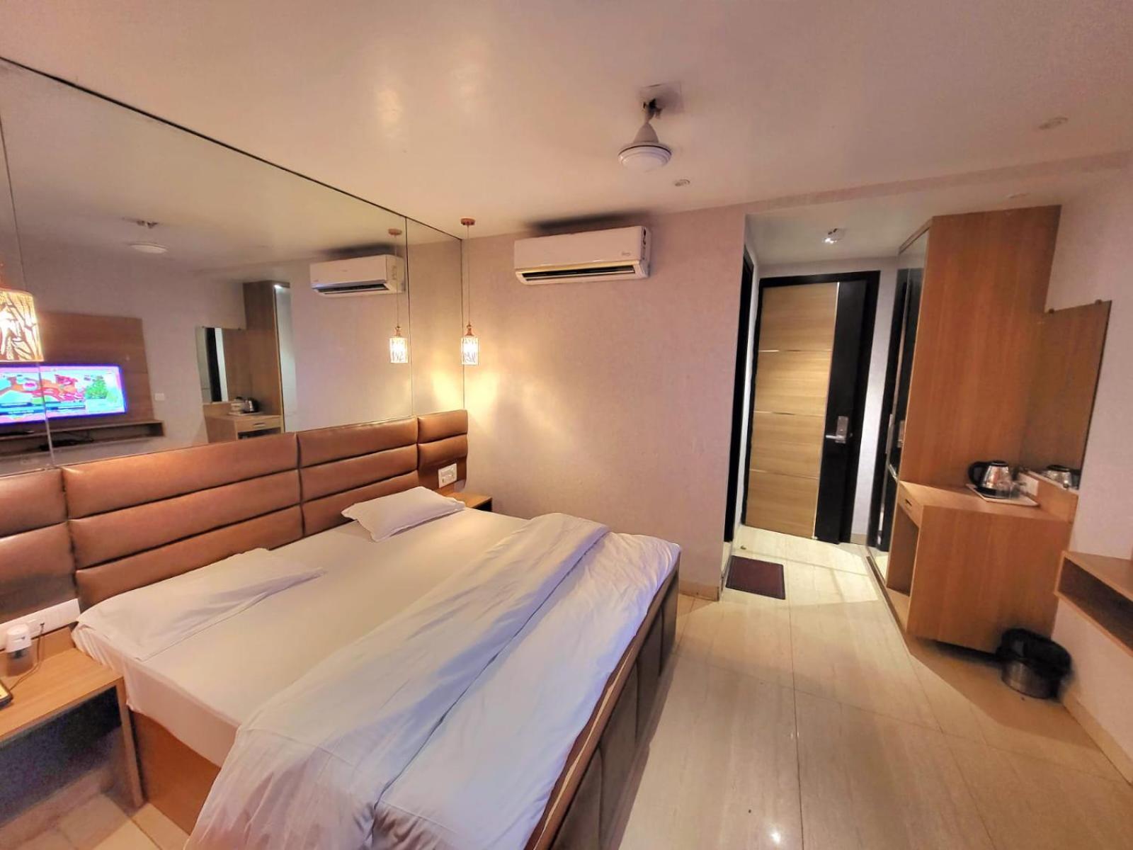 Solitaire Hotel New Delhi Buitenkant foto
