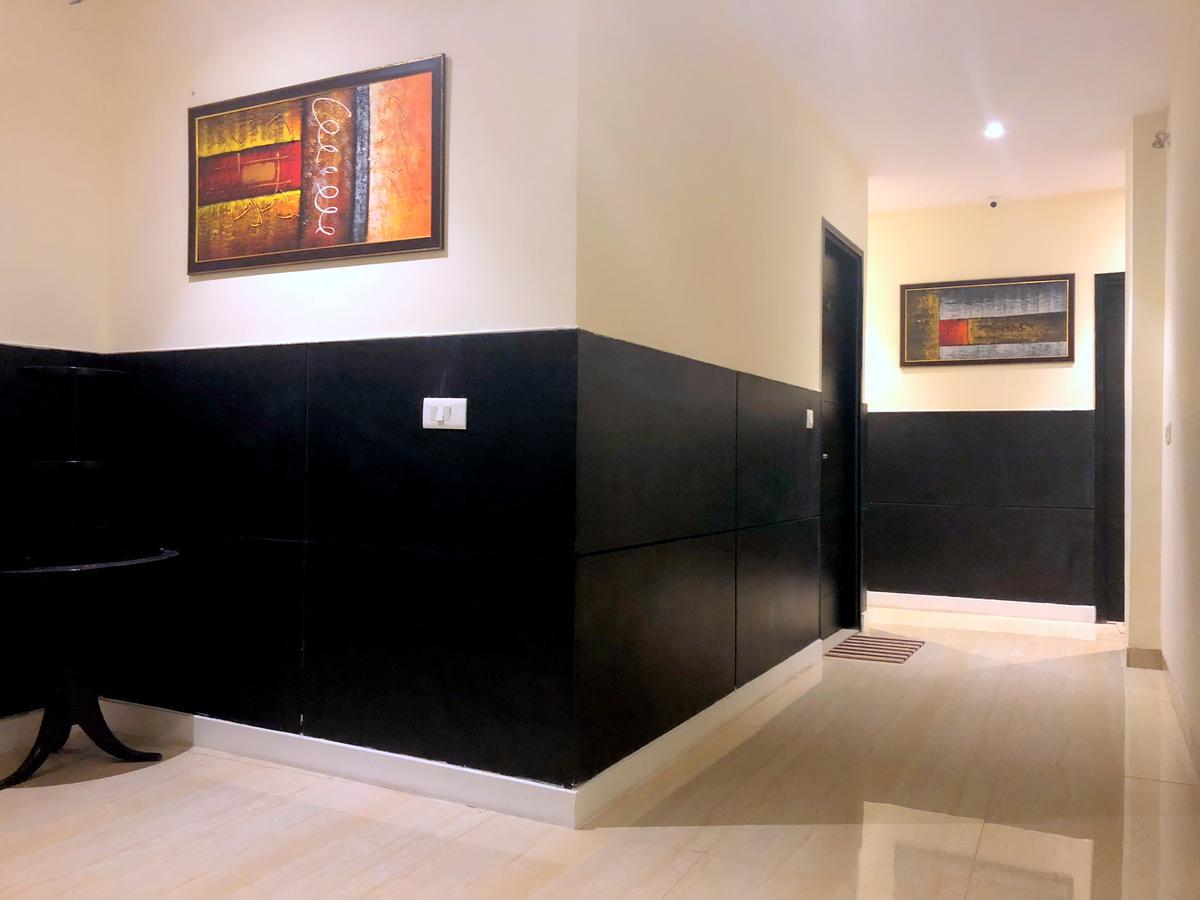 Solitaire Hotel New Delhi Buitenkant foto