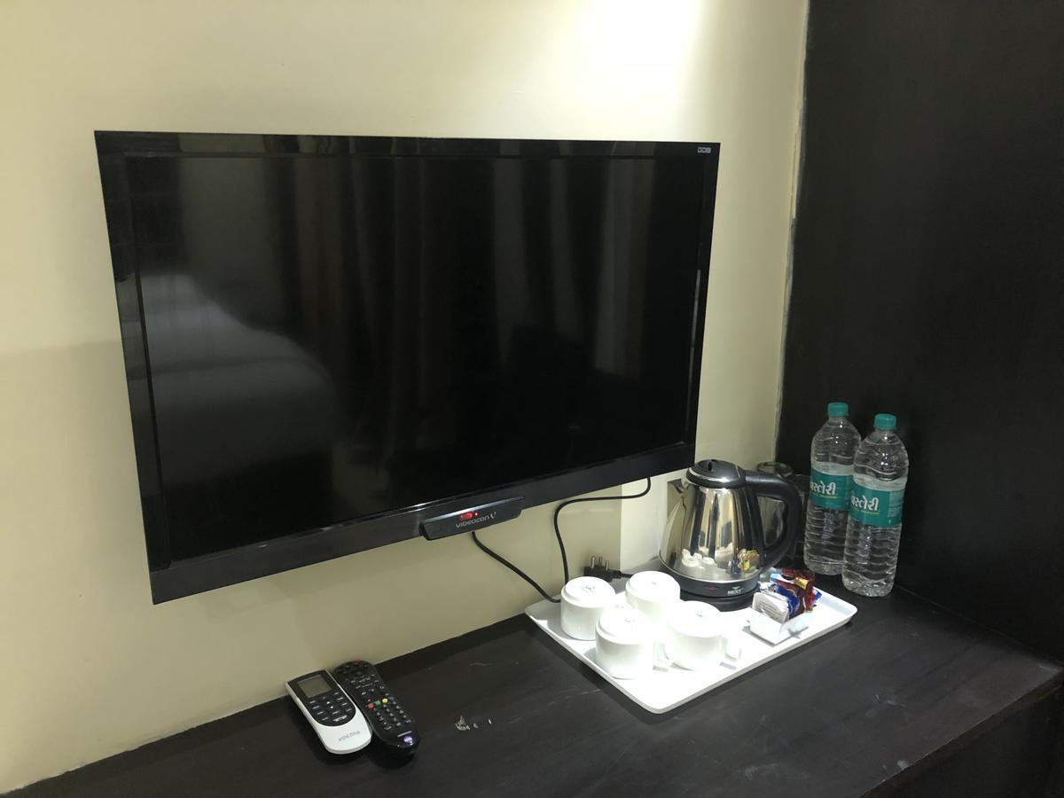 Solitaire Hotel New Delhi Buitenkant foto