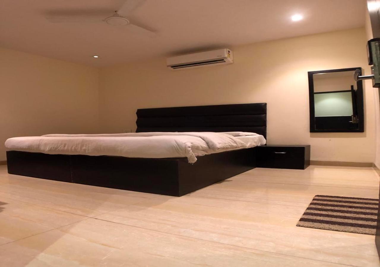 Solitaire Hotel New Delhi Buitenkant foto