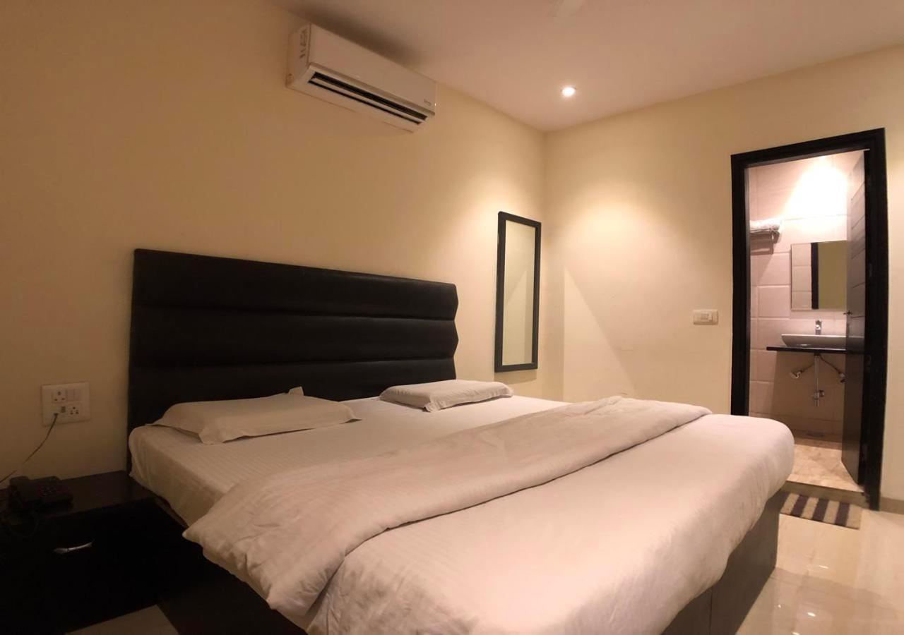 Solitaire Hotel New Delhi Buitenkant foto