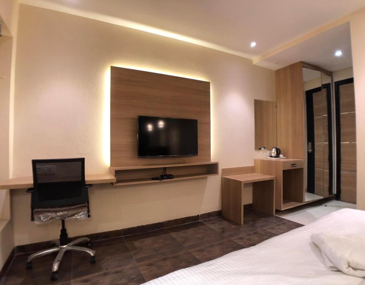 Solitaire Hotel New Delhi Buitenkant foto