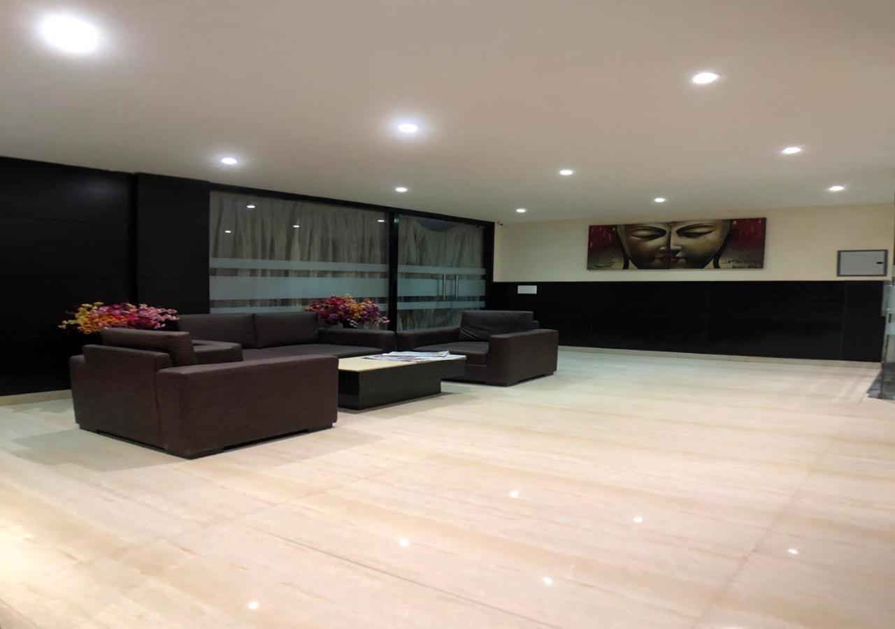 Solitaire Hotel New Delhi Buitenkant foto