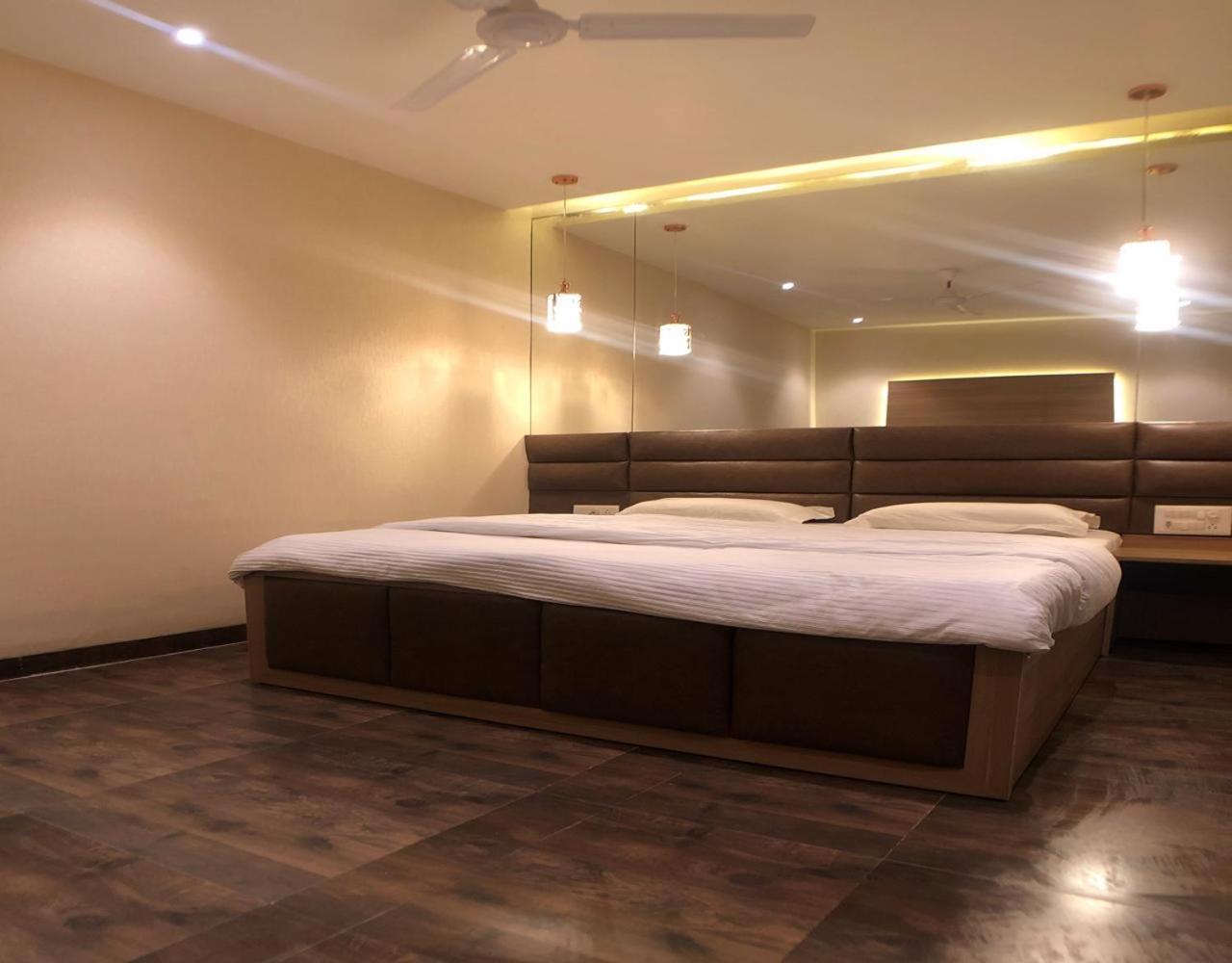 Solitaire Hotel New Delhi Buitenkant foto